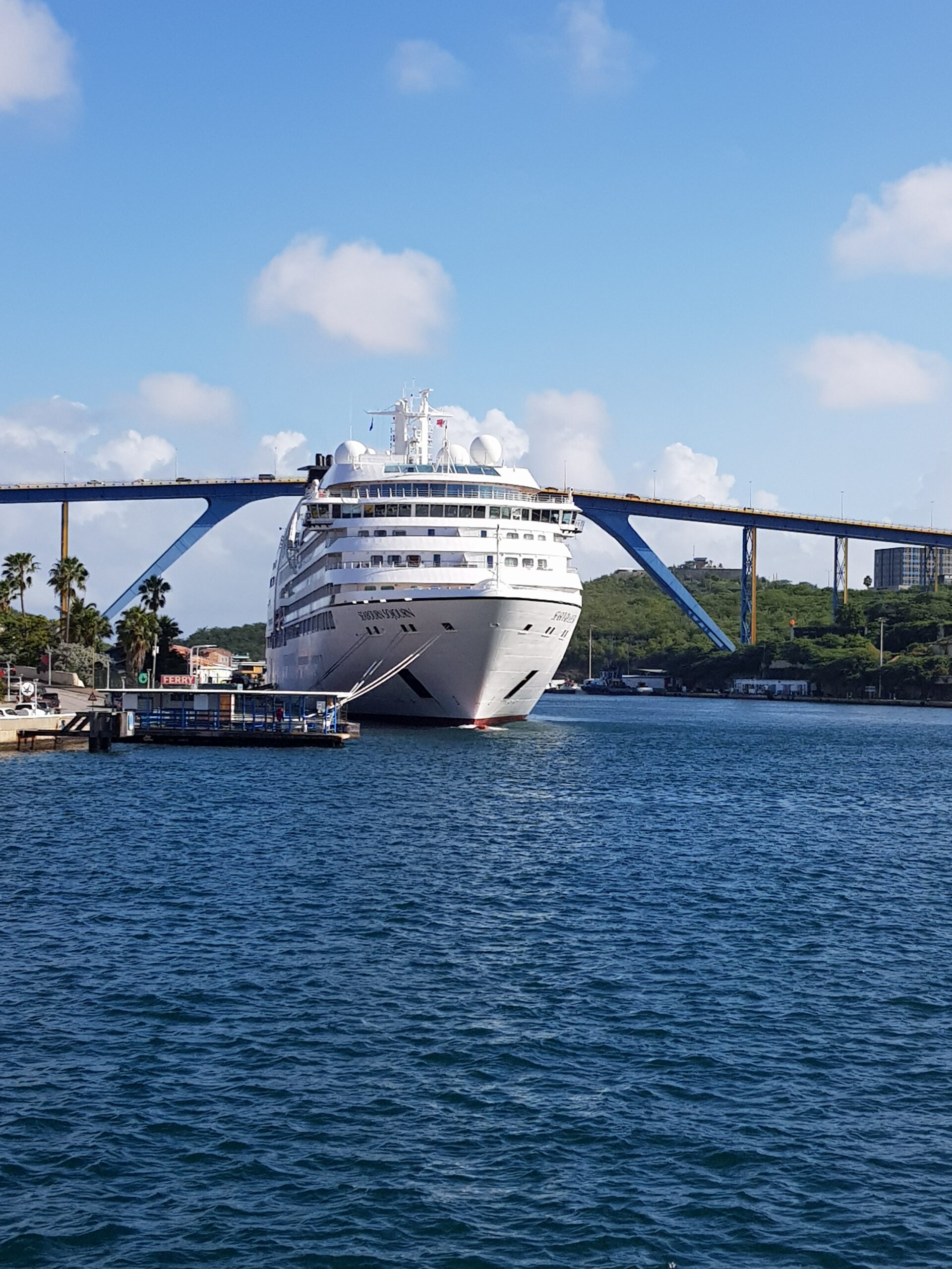 Cruiseschip in Willemstad, Curaçao bij de koningin Juliana brug