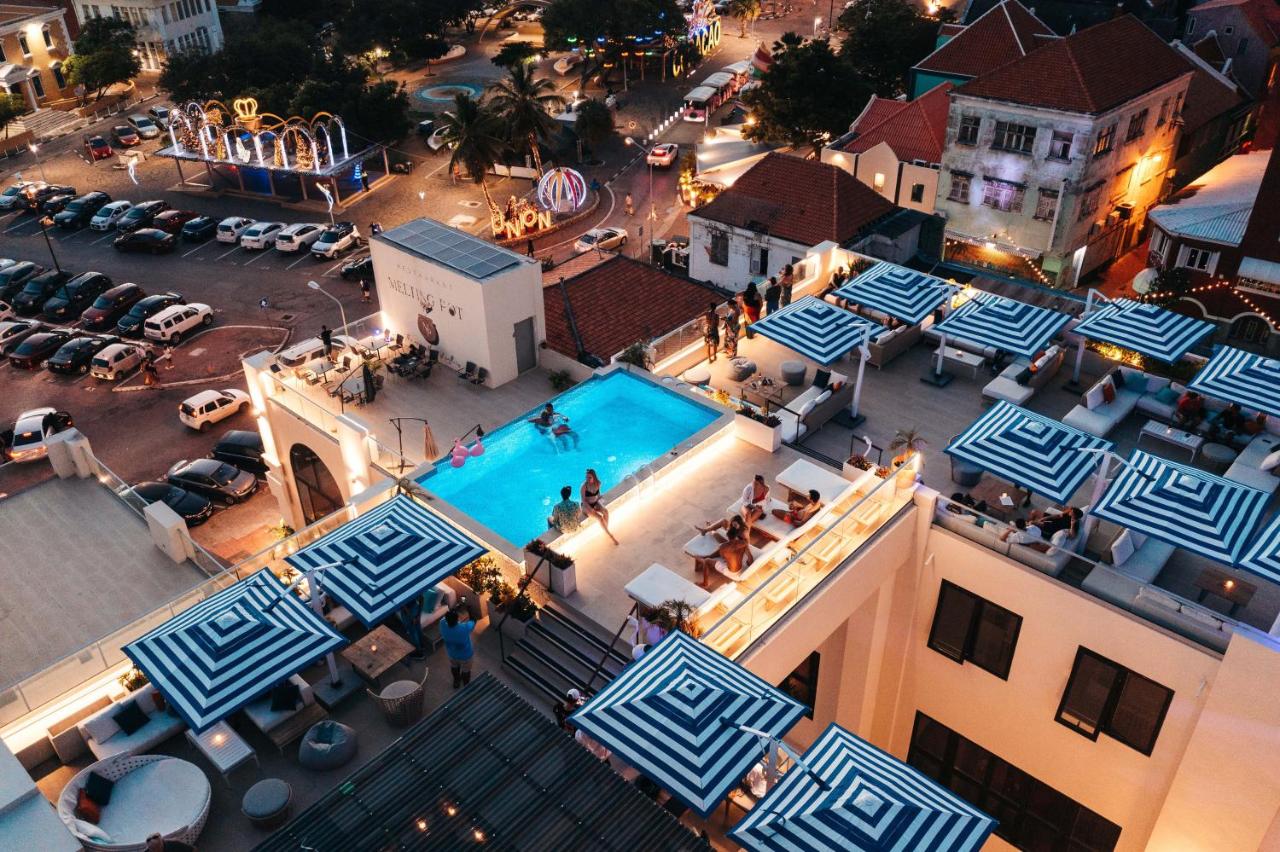 Populair vier sterren hotel in Willemstad, Curaçao<br />
Rookvrije kamers met airco<br />
Buitenzwembad<br />
Terras<br />
Drie restaurants & Bar<br />
A la carte-ontbijt, continentaal ontbijt en volledig Engels/Iers ontbijt.<br />
Gratis wifi<br />
Koningin Emmabrug 350 meter<br />
Avila Beach 1,3 km